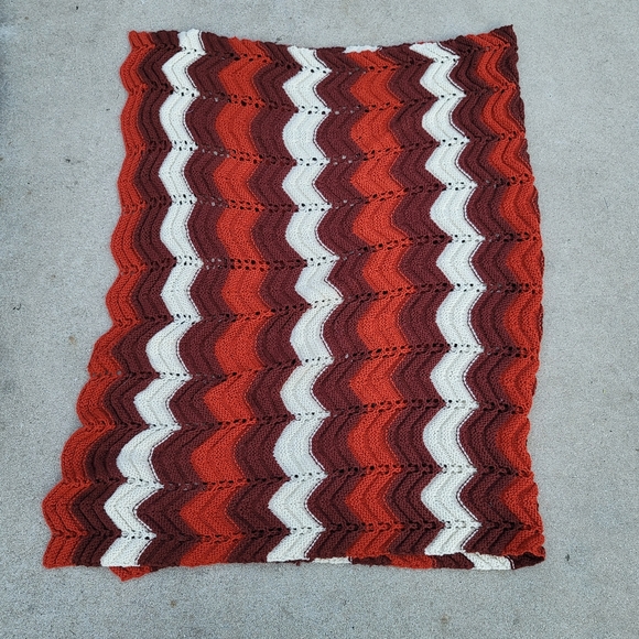 VINTAGE Scallop Edge Crochet Blanket - Picture 8 of 9